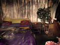 Dormitorio humilde con cama y cortinas en el interior de una vivienda de El Vacie.