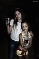 Mujer y niña posan juntas en un interior oscuro del asentamiento de El Vacie.