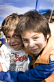Dos niños sonrientes se abrazan en un retrato espontáneo de la serie Asina.
