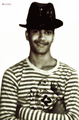 Retrato de un hombre joven con sombrero y camiseta de rayas en la serie Asina.