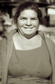 Retrato en blanco y negro de una mujer sonriente en la serie Asina.