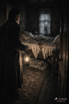 Hombre junto a una cama antigua en una habitación oscura y silenciosa.