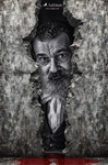 Hombre barbado asomando desde una abertura en un muro agrietado, en una imagen oscura de la serie La Grieta de F. J. Pineda.