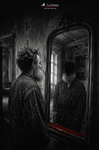 Hombre frente a un espejo antiguo donde el reflejo aparece oscurecido, en una escena introspectiva de la serie La Grieta de F. J. Pineda.