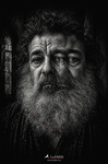Retrato frontal y sobrio de un hombre barbado con expresión contenida, perteneciente a la serie psicológica La Grieta de F. J. Pineda.