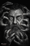 Retrato intenso de un hombre rodeado por varias manos que presionan su rostro, de la serie La Grieta de F. J. Pineda.