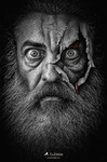 Retrato en blanco y negro de un hombre con el rostro agrietado y una mirada intensa, de la serie La Grieta de F. J. Pineda.