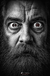 Primer plano de un rostro masculino con pequeñas habitaciones reflejadas en los ojos, dentro de la serie La Grieta de F. J. Pineda.