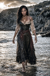 África emerge del mar completamente vestida, con el cabello mojado y el paisaje costero de Cantabria detrás.