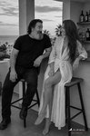 Sabana y F. J. Pineda sentados junto a la barra de la azotea durante el making of de la sesión.