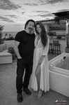Retrato en blanco y negro de Sabana y F. J. Pineda juntos junto al jacuzzi al terminar la sesión en Cabopino.