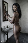 África se peina desnuda frente al pequeño espejo y el lavabo del baño de la pensión.