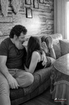 F. J. Pineda y Chloe comparten un momento relajado en el sofá durante el making of.