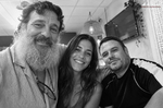 F. J. Pineda, Chloe y un acompañante posan juntos en una fotografía de recuerdo del making of.