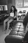 Chloe sentada en un banco dentro de la casa, durante una pausa de la sesión fotográfica.