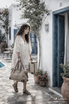 Alina camina junto a la piscina con su bolsa de viaje, cerca de una puerta azul.