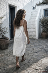 Alina cruza descalza el patio de Casa Salobre en camisón camino de la azotea.