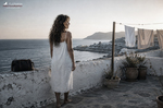Alina contempla el Mediterráneo desde la azotea de Casa Salobre al caer la tarde.