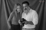 Oriana vestida junto a F. J. Pineda mientras ambos observan la pantalla de una cámara en el estudio.