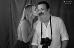 Oriana besa a F. J. Pineda en la mejilla al despedirse, con la cámara todavía colgada en el estudio.