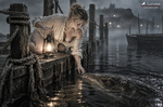Oriana observa el agua desde un embarcadero antiguo mientras una presencia marina se aproxima entre la niebla.