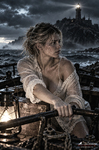 Oriana navega entre olas oscuras mientras un faro ilumina la costa durante la tormenta.