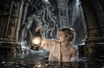 Oriana levanta una lámpara frente a una gigantesca figura tentacular en un templo inundado.