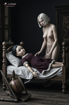 Pequeña figura humana de pie junto a una cama donde yace otra figura, rodeadas por objetos domésticos en miniatura.
