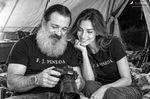 F. J. Pineda muestra a Merche las fotografías tomadas durante la sesión El claro.