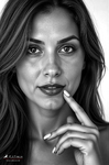 Retrato en blanco y negro de Carmen mirando a cámara con un dedo junto a los labios.