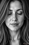Primer plano de Carmen con los ojos cerrados y el cabello sobre los hombros.
