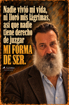 F. J. Pineda con chaqueta de tweed y camisa azul clara, acompañado de una frase sobre las vivencias propias y los juicios ajenos.