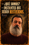 Retrato de F. J. Pineda con jersey granate bajo el diálogo «¿Qué somos? Instantes que serán recuerdos».