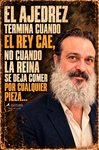 Retrato de F. J. Pineda con chaqueta azul y una frase irónica que utiliza el rey, la reina y las piezas del ajedrez.