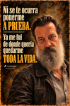 F. J. Pineda con chaqueta de cuero negra y camisa gris, junto a una frase sobre marcharse de donde se quería permanecer toda la vida.