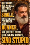 F. J. Pineda con camisa granate, acompañado de una frase satírica en la que destacan las palabras «single» y «runner».